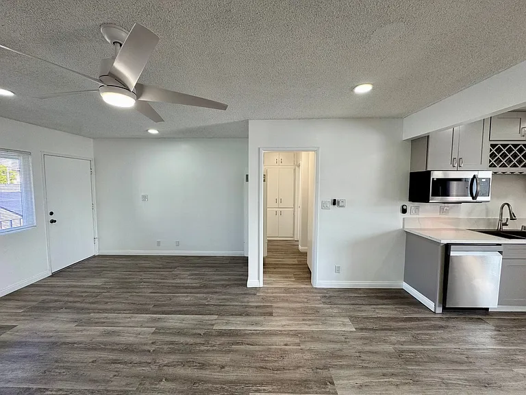 1027 Roswell Ave #4 — Photo 6