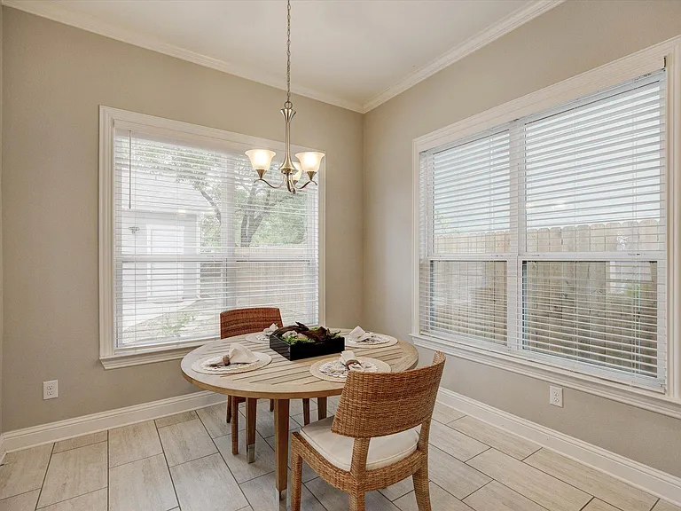 2700 Gladstone Dr — Photo 6