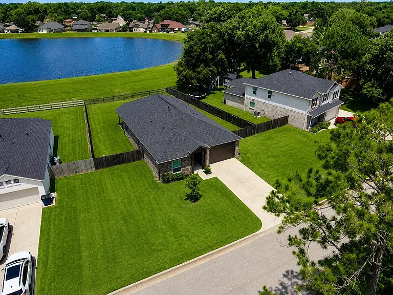307 Twin Lakes Blvd W — Photo 2