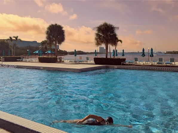 300 Bayview Dr APT 206, Sunny Isles Beach, FL 33160