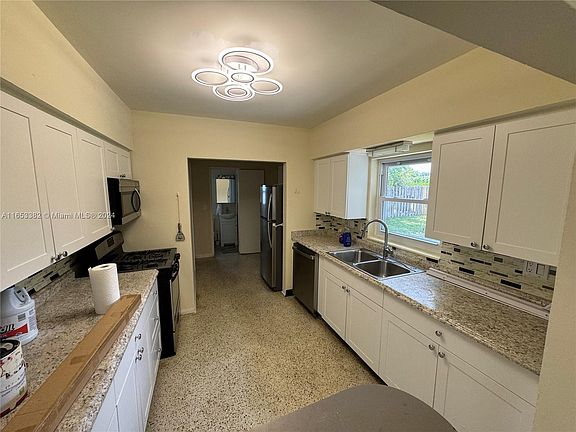 5th image of 2125 Alamanda Dr