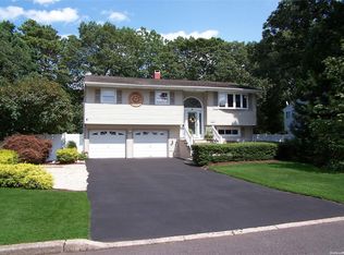 21 17th Ave, Ronkonkoma, NY 11779