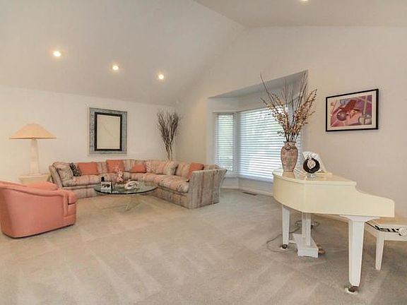 3rd image of 890 Villas Ct