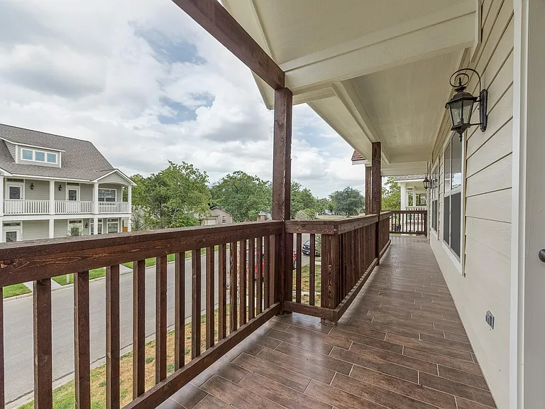 300 Live Oak St — Photo 13