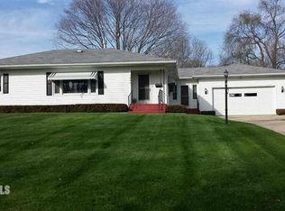 1240 Hillcrest Dr, Freeport, IL 61032