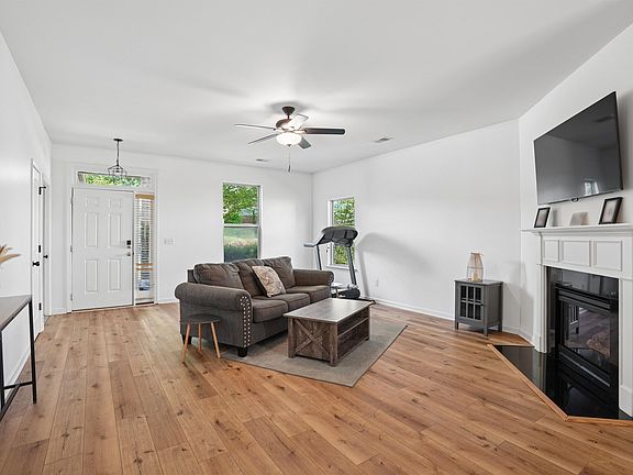 4th image of 305 Polo Ct