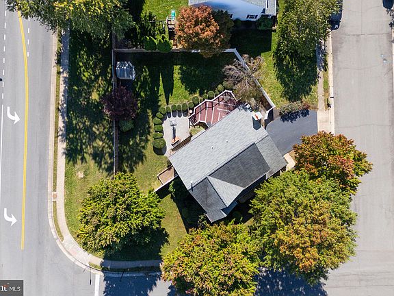 2nd image of 302 Chaucer Pl NE