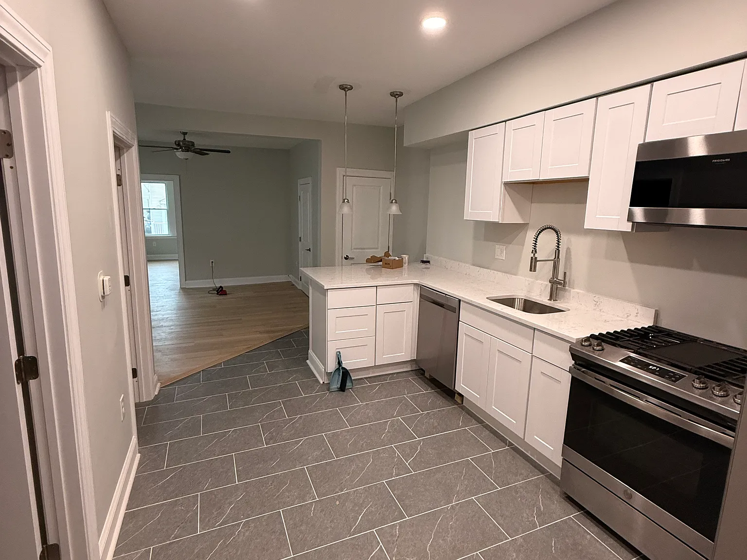 1 bed, 900 sqft, $1,350 — Photo 2