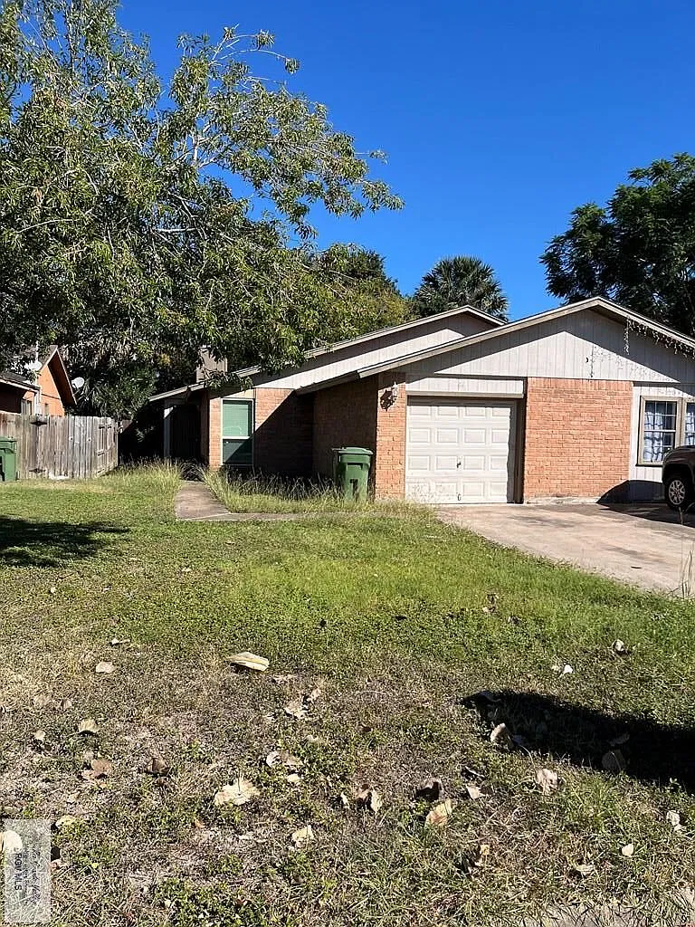 2 bed, 1.0 bath, 1128 sqft, $1,050 — Photo 2