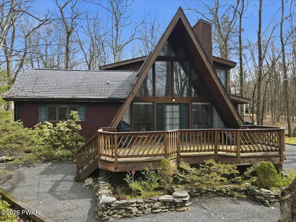 802 E Spur Ct, Lords Valley, PA 18428