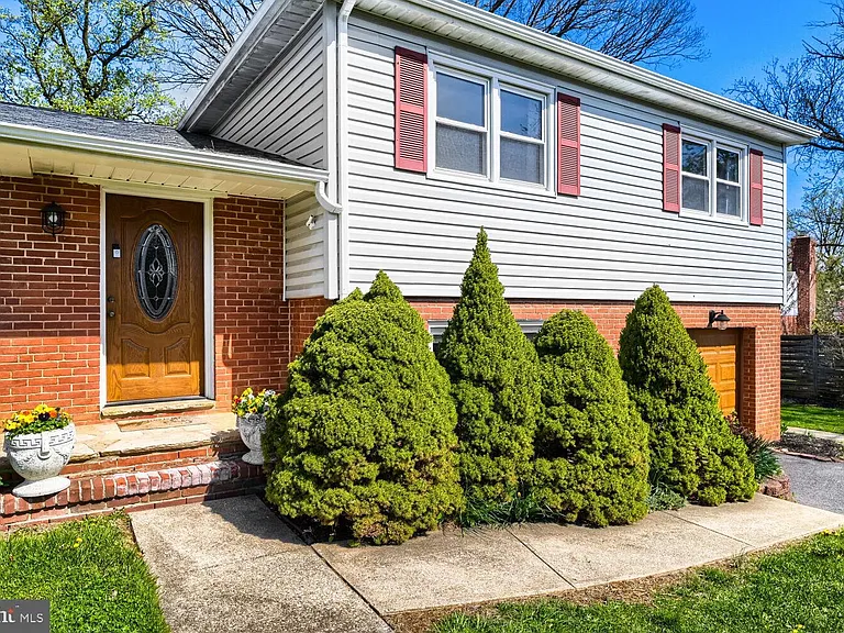 114 E Seminary Ave — Photo 4