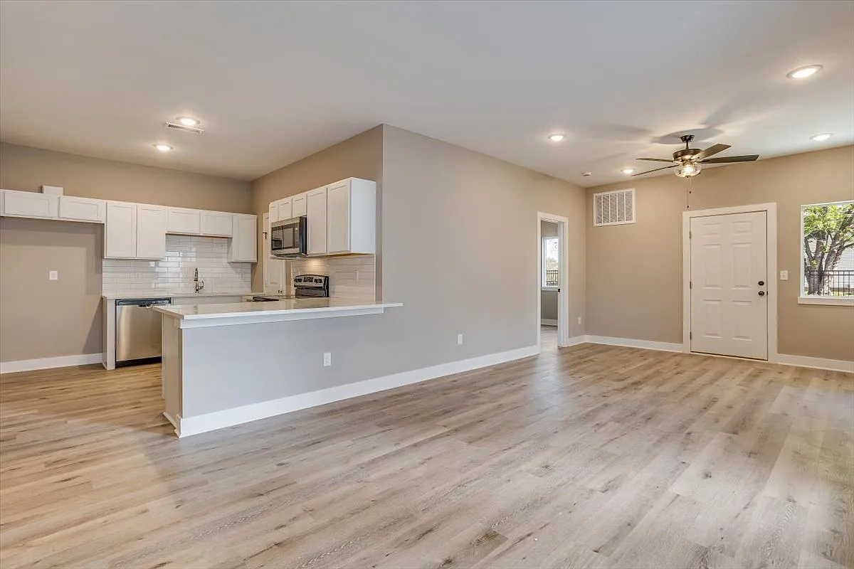 3 bed, 1336 sqft, $1,750 — Photo 1