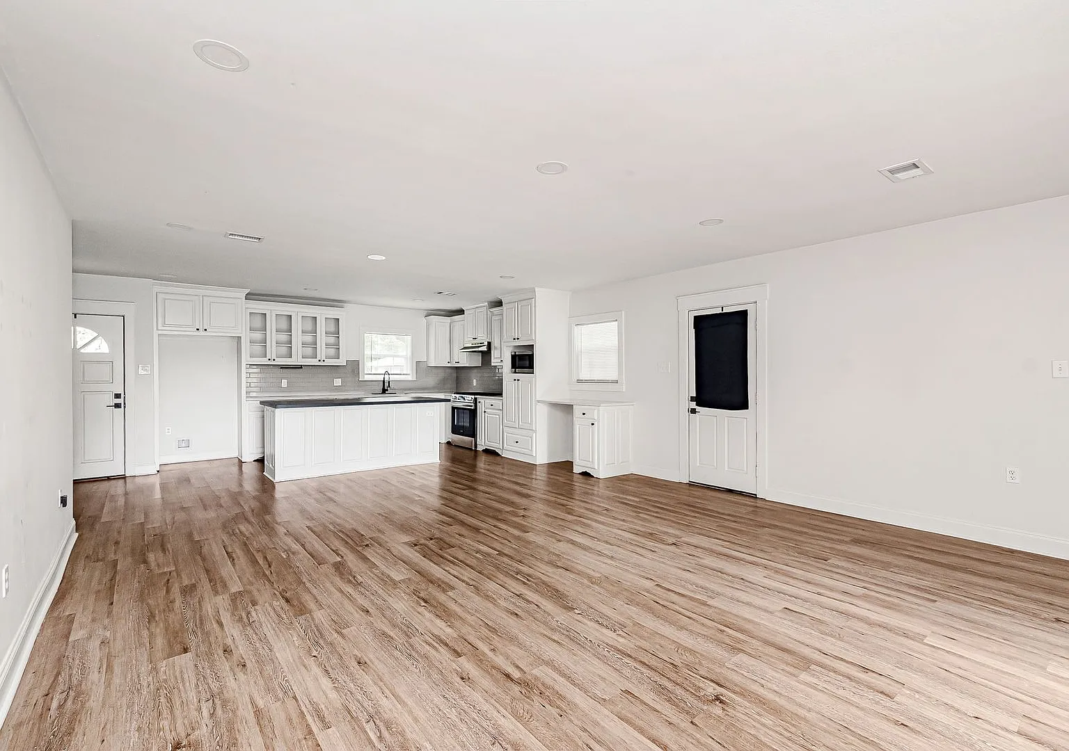 3 Bedroom Home In Broadmoor — Photo 3