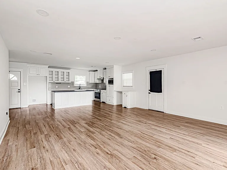 9753 Mollylea Dr — Photo 3