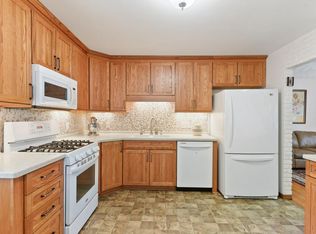 1392 Belmont Ln E, Maplewood, MN 55109