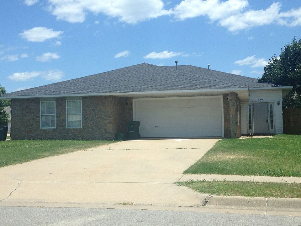 1st image of 924 N Larkspur Ln
