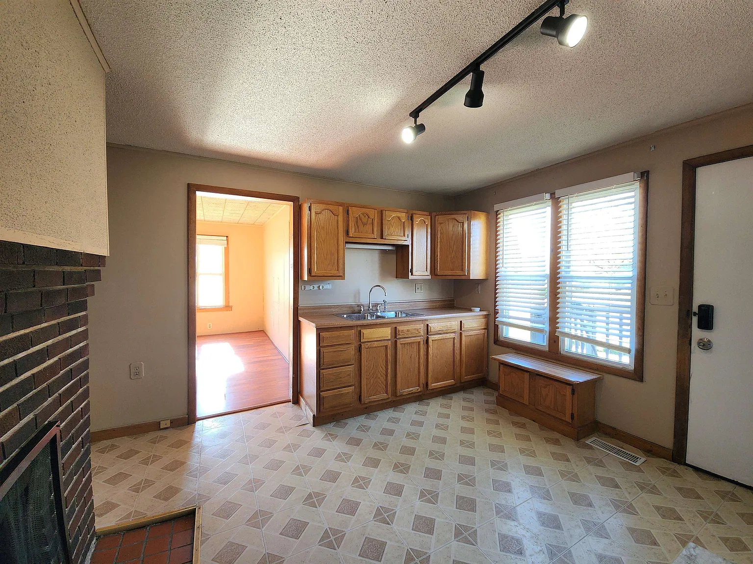 1 bed, 1.0 bath, 560 sqft, $900 — Photo 3