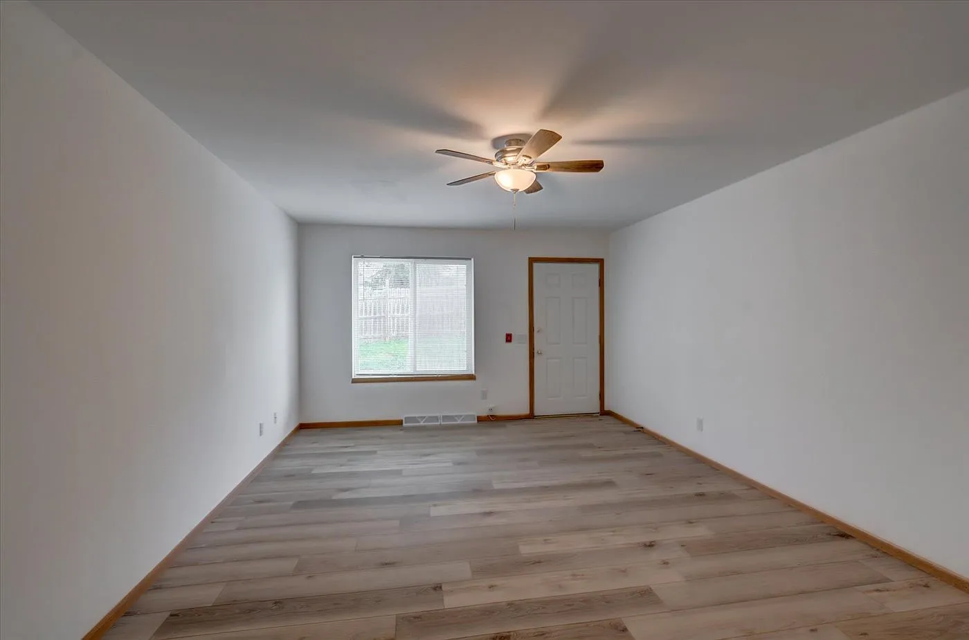 2 bed, 1.5 bath, 970 sqft, $1,595 — Photo 3