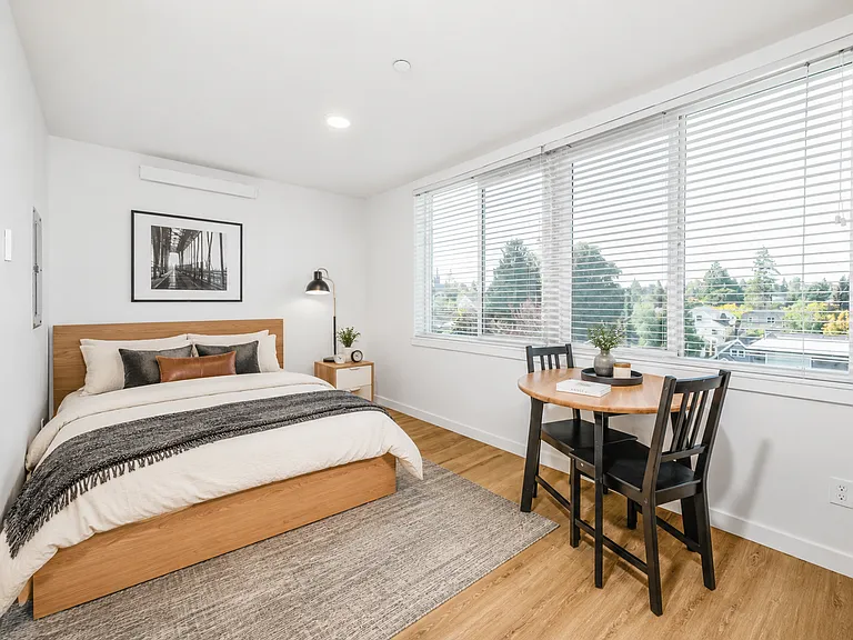 5637 University Way NE — Photo 3