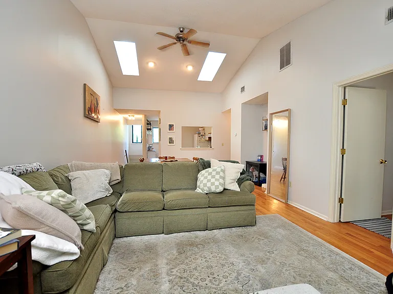 30 Simsbury Lndg #30 — Photo 15