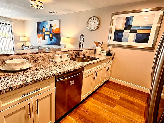 5th image of 3092 Peppermill Cir