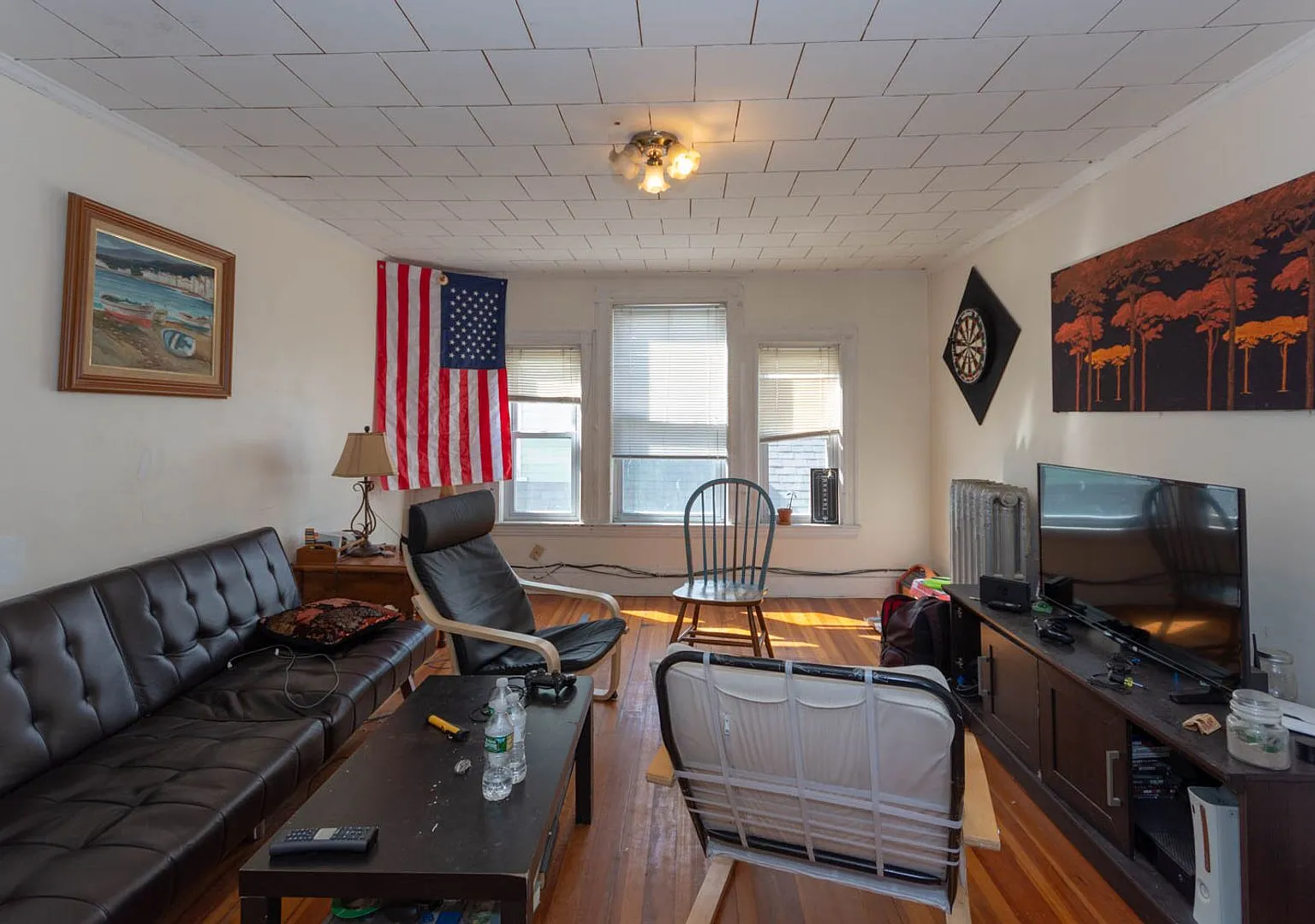 No Brokers Fee, Heat and Hot Water Included, Top Floor Unit, Steps from the T Stop, Eat-in Kitche... — Photo 4