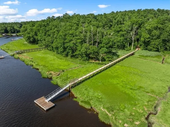 2 Blackthorne Ln, Norwell, MA 02061