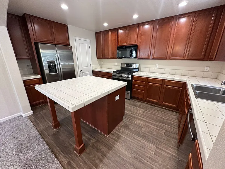 1690 Springhill Dr — Photo 6