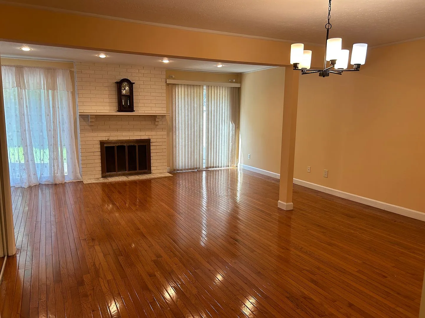 3 Bedroom Condo with Full Finished Basement for Rent — Photo 2