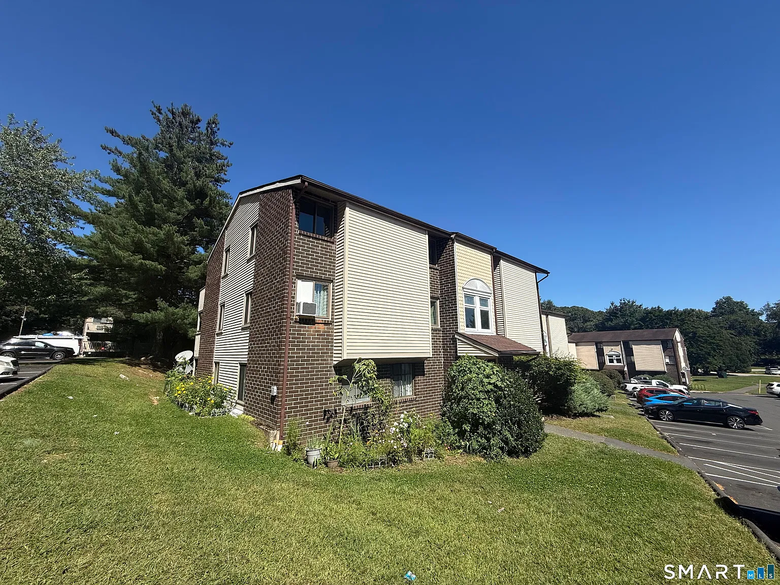 2 bed, 1.0 bath, 851 sqft, $2,050 — Photo 3