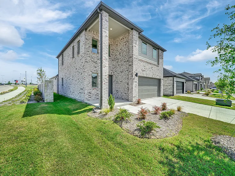 305 Millwood Ln — Photo 10