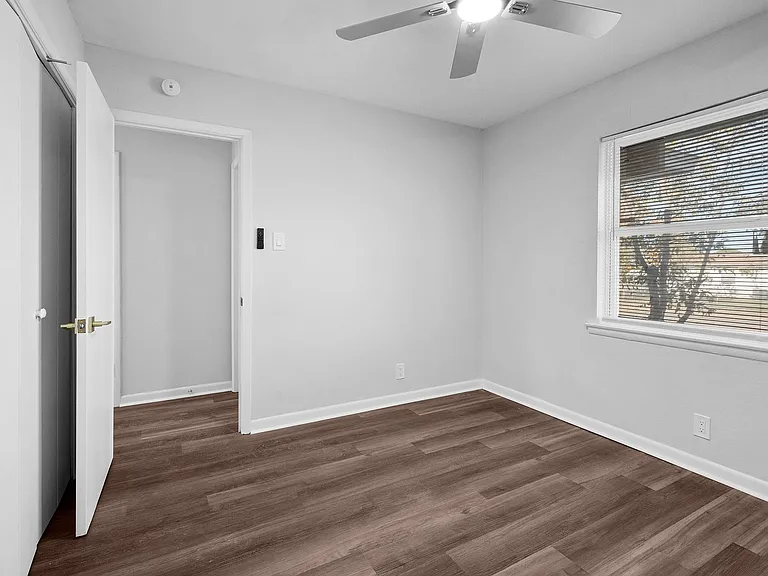 1302 Metropolitan Dr #- — Photo 6