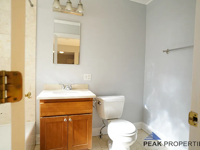 4889 N Ashland Ave — Photo 17