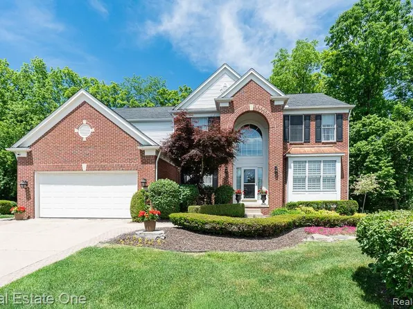 1735 Bedlington Ct, Rochester Hills, MI 48307
