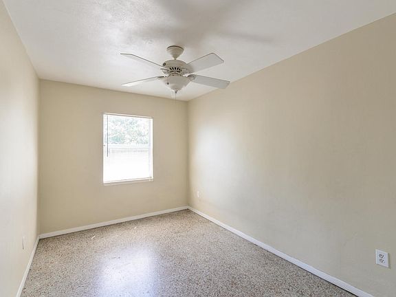 5th image of 805 Camellia Dr
