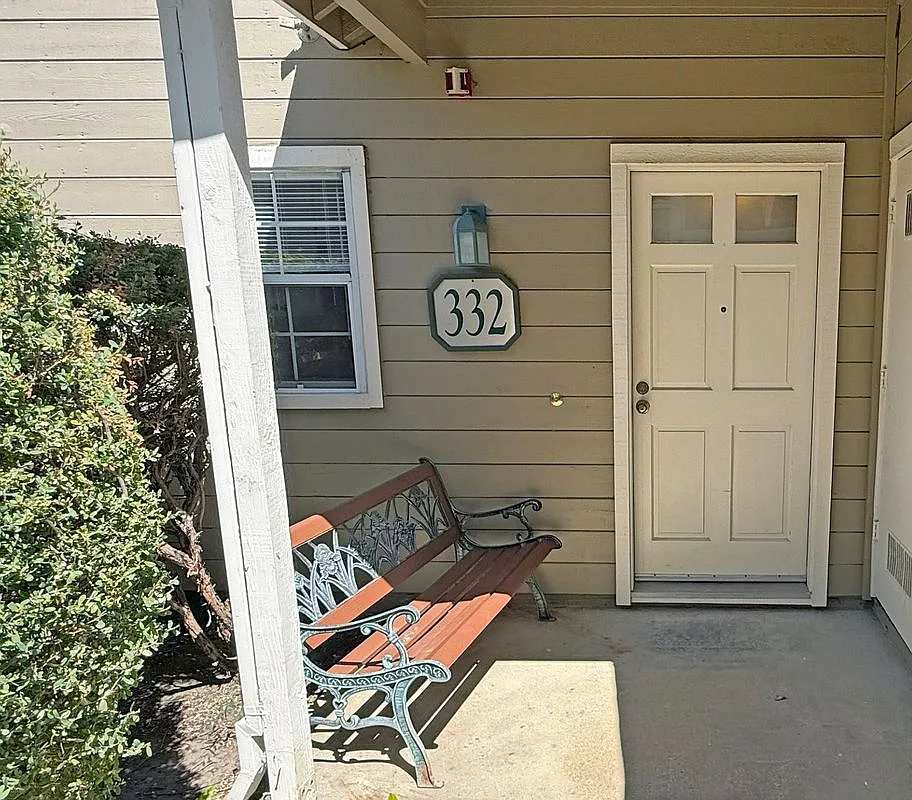 2 bed, 1.5 bath, 1220 sqft, $4,500 — Photo 1