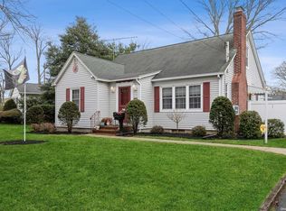552 Brooklyn Blvd, Brightwaters, NY 11718