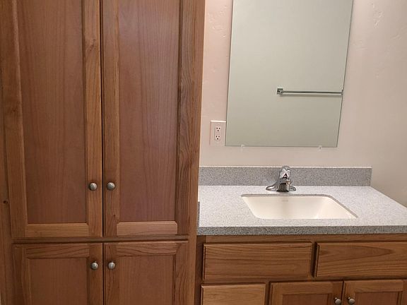 4th image of 725 Poinsettia Way #B