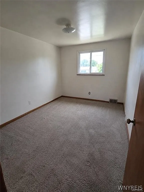 3 bed, 1.0 bath, 2178 sqft, $1,400 — Photo 3