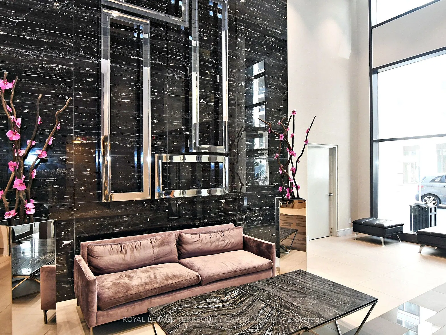 9199 Yonge St — Photo 4