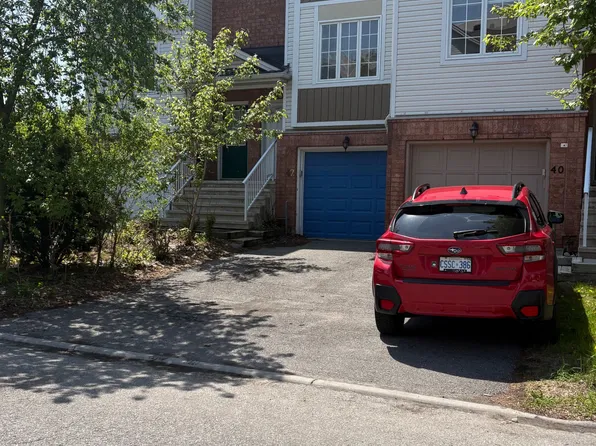 42 Manhattan Cres, Ottawa, ON K2C 4B5