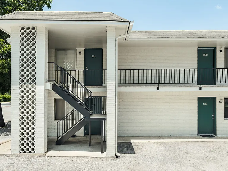 502/504 Elmwood Studios — Photo 3