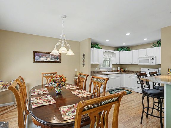 8th image of 542 Eastern Cross Ln