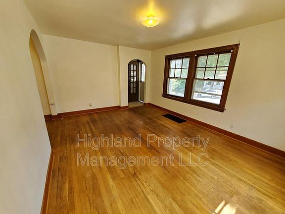 4th image of 322 N Main St