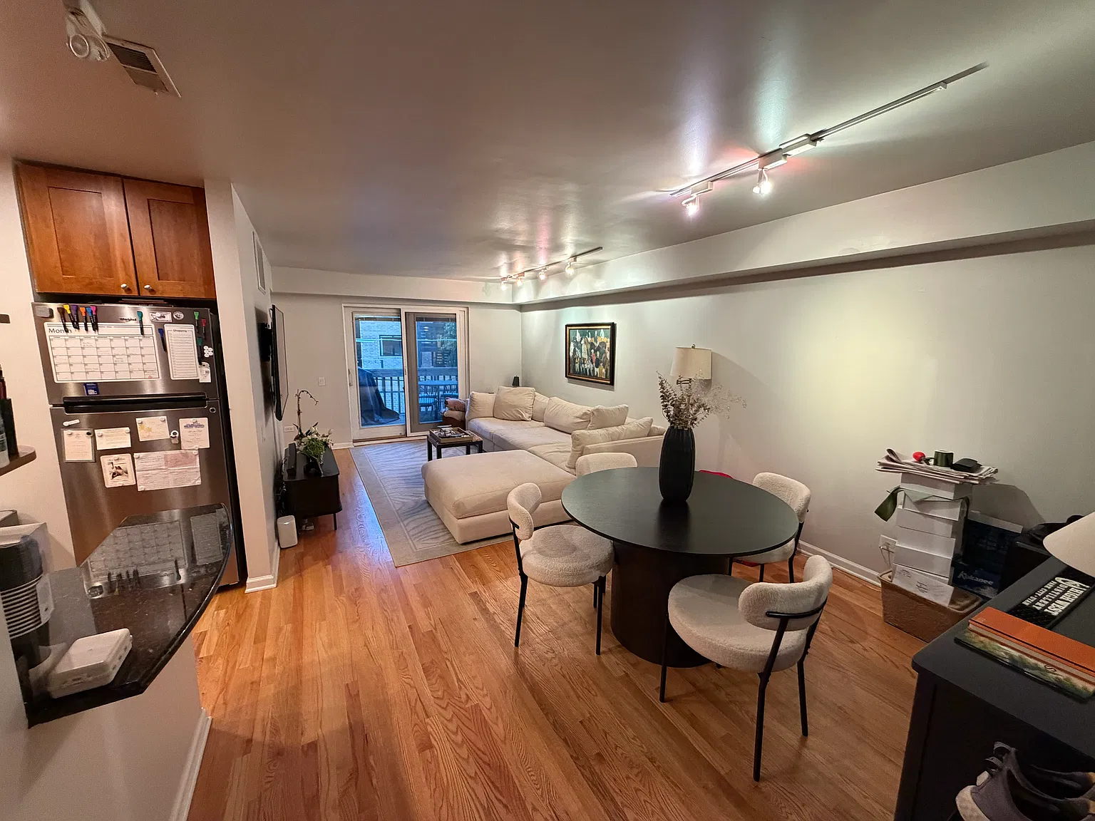 2 bed, 900 sqft, $3,600 — Photo 1