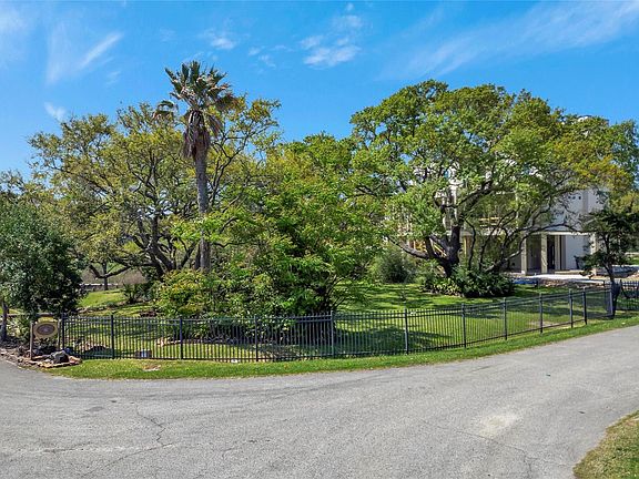 3rd image of 633 Bay Vista Dr
