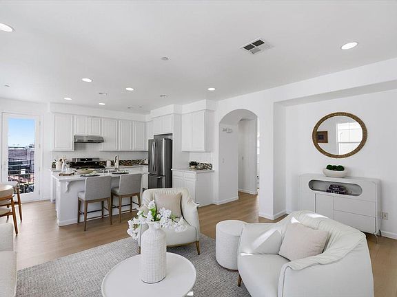 4th image of 917 Vida Larga Loop