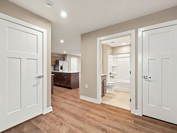 4th image of 4570 Melville St