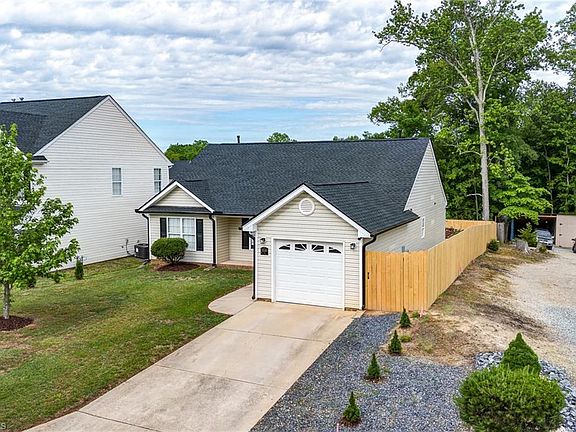 5th image of 4015 Summit View Dr
