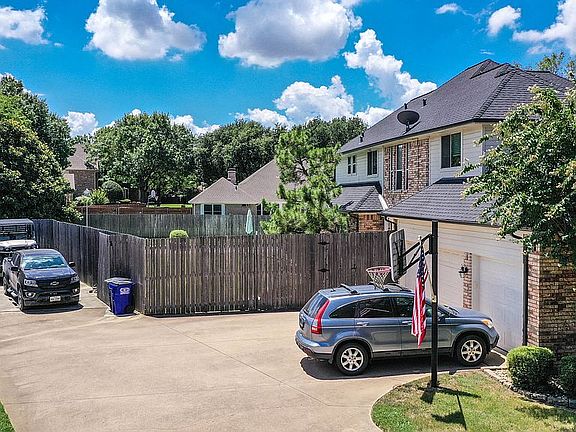 2nd image of 2405 Spruce Ct